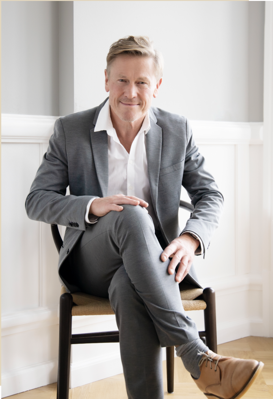 Pehr Mathiesen siddende i grå habit